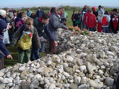 051 nos galets rejoignent ceux des pelerins qui nous ont precedes.JPG