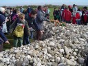 051 nos galets rejoignent ceux des pelerins qui nous ont precedes.JPG