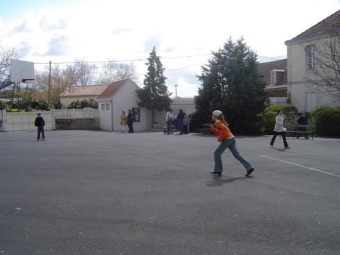 064 un petit tour de cour.JPG