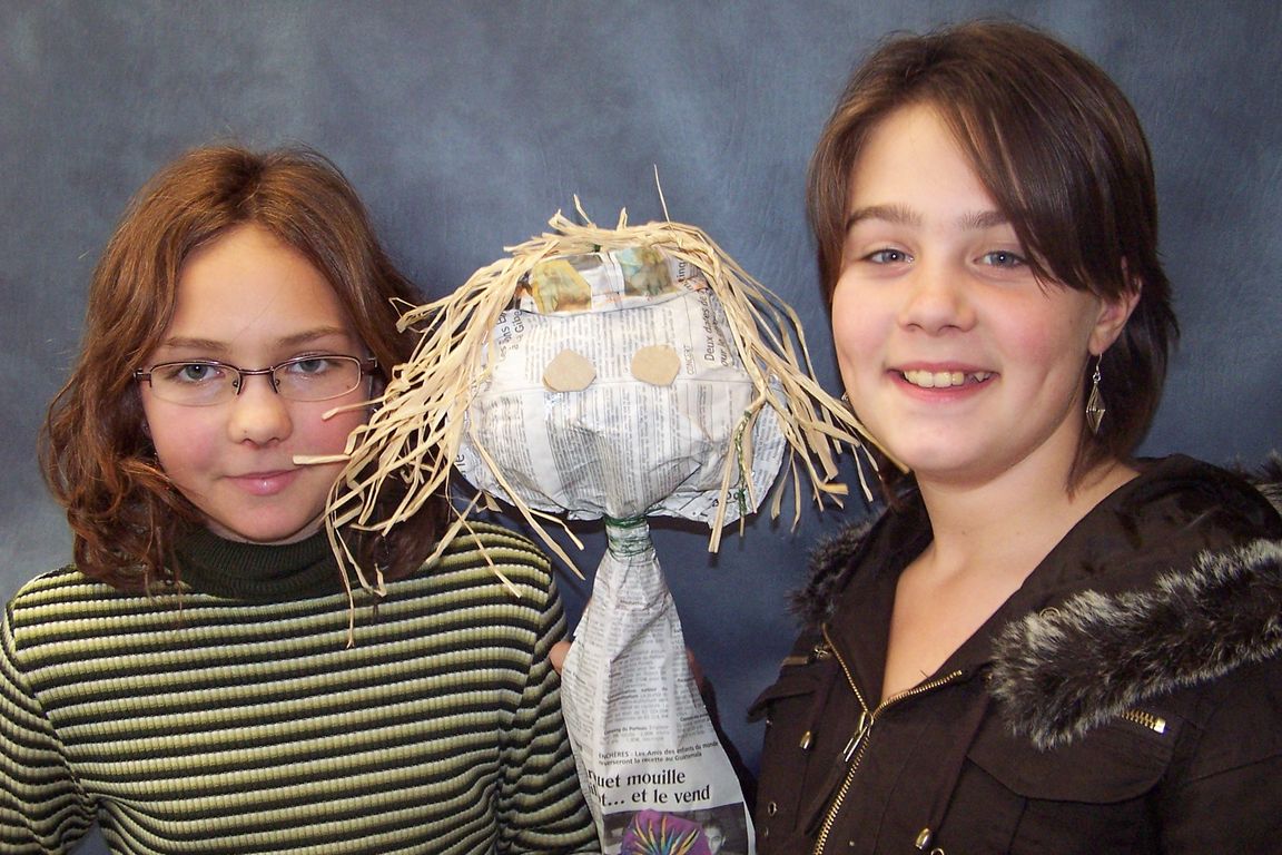 Charline et Ninon présentent fièrement leur oeuvre