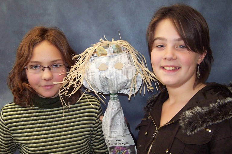 Charline et Ninon présentent fièrement leur oeuvre