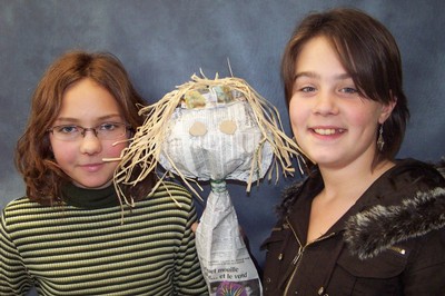 Charline et Ninon présentent fièrement leur oeuvre