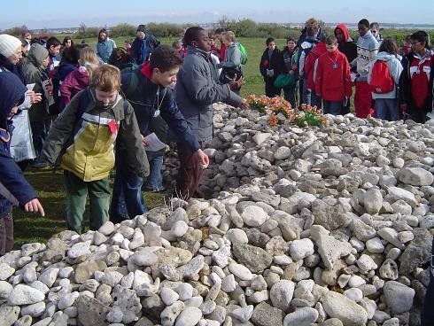 051 nos galets rejoignent ceux des pelerins qui nous ont precedes.JPG